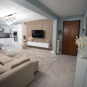  Apartment Away From Italy